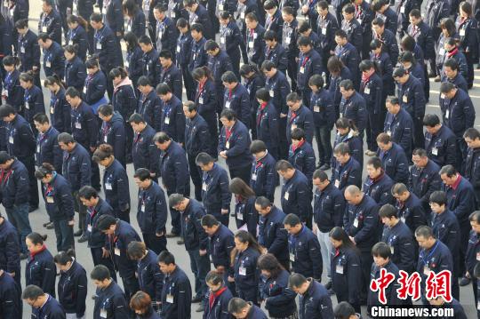 2012��11��29�գ���ɽ��̫ԭ���к���ҵ̫ԭ�����Ǳ����޹�˾��600��ְ��ͨ������ֱ���������ֳ�ͬ���廳������ͱ�����ͬ־����Ӱ��Τ��