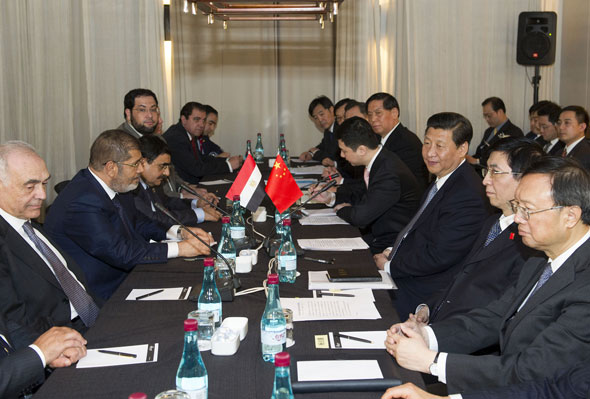 2013年3月27日，中国国家主席习近平在南非德班会见埃及总统穆尔西。摄影：新华社记者  黄敬文