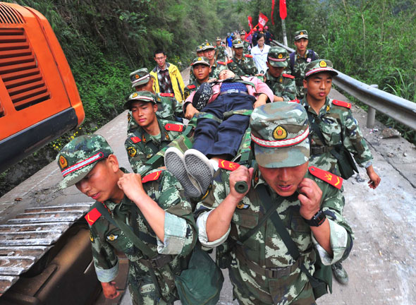 2013年4月21日,武警四川总队第一支队七中队的战士在宝盛乡抢救一名