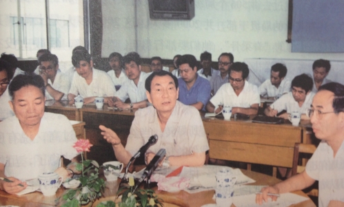 1989年7月22日，朱�F基在中共上海市委党校与干部轮训班学员座谈。前排右一为市委常委、市委组织部部长赵启正，左一为市委党校副校长严家栋。