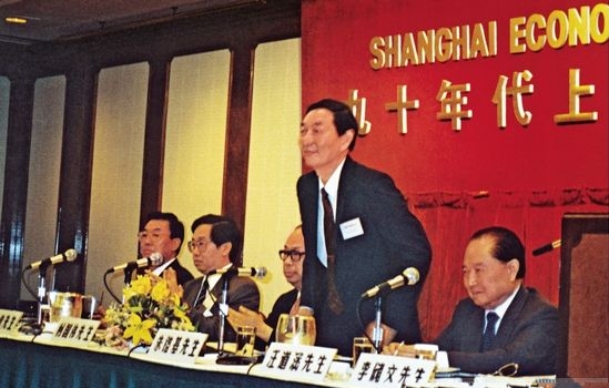 1990年6月12日，朱�F基在香港举行的“九十年代上海经济发展―沪港经济合作展望研讨会”上发表演讲。