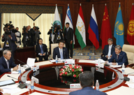 9��13�գ��Ϻ�������֯��Ա��Ԫ�����»��ʮ���λ����ڱ�ʲ���˾���С��Χ��̸