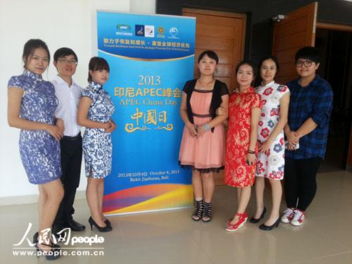 7名从广西民族大学到巴厘岛乌达雅纳大学学习的中国留学生。右边第四位为石樱桃。（摄影：人民网 郑青亭）