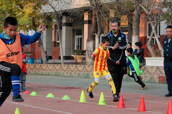 ��³ľ�����Сѧ����ӵĶ�Ա���ڸ����������ѵ�����������½�Ƶ��������