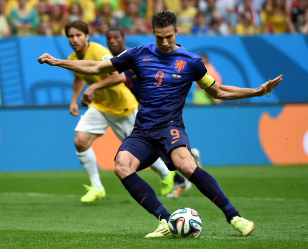 当地时间7月12日，荷兰队球员范佩西（前）主罚点球，成功得分。当日，在巴西巴西利亚国家体育场进行的2014年巴西世界杯季军争夺战中，荷兰队以3比0战胜巴西队，获得季军。新华社记者郭勇摄