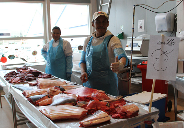 鱼市场出售鲸肉,海豹肉等 人民日报记者 刘仲华摄