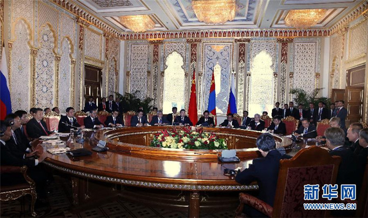 9月11日，国家主席习近平在塔吉克斯坦首都杜尚别同俄罗斯总统普京、蒙古国总统额勒贝格道尔吉举行中俄蒙元首会晤。 新华社记者 鞠鹏 摄