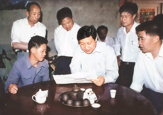 1996年5月，时任福建省委副书记习近平深入永定县城郊乡指导扶贫工作。