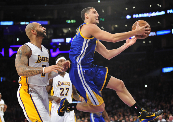 ����ʱ��11��16�գ���2014-2015����NBA�������У�������ʿ�ӿͳ���136��115սʤ��ɼ�����˶ӡ�������ʿ����Ա����ɭ���ң��ڱ�����������ͼƬ���»��緢