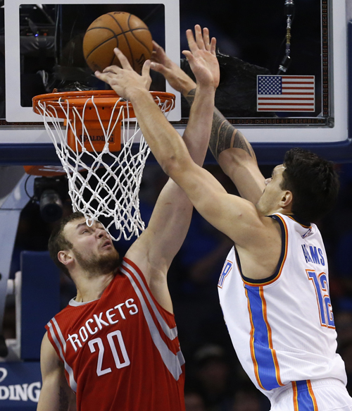 ����ʱ��11��16�գ���2014-2015����NBA�������У���˹�ػ���ӿͳ���69��65սʤ���������������ӡ�������������Ա�ǵ�˹���ң��ڻ������ԱĪ������˹�ķ����¿�����ͼƬ���»��緢