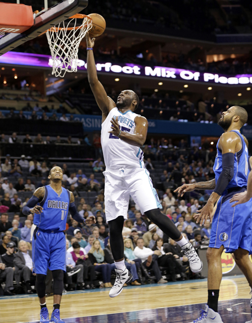 ����ʱ��11��17�գ���2014/2015����NBA�������У�����˹Сţ�ӿͳ���107��80սʤ�����ػƷ�ӡ����ǻƷ����Ա�ܸ�ɭ���У��ڱ�����������ͼƬ���»��緢
