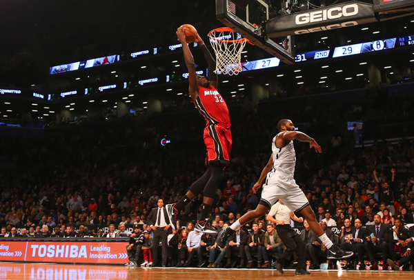 ����ʱ��11��17�գ���2014/2015����NBA�������У��������Ȼ�ӿͳ���95��83սʤ��³�������ӡ������Ȼ����Ա����˹���ϣ��ڱ����п�����ͼƬ���»��緢