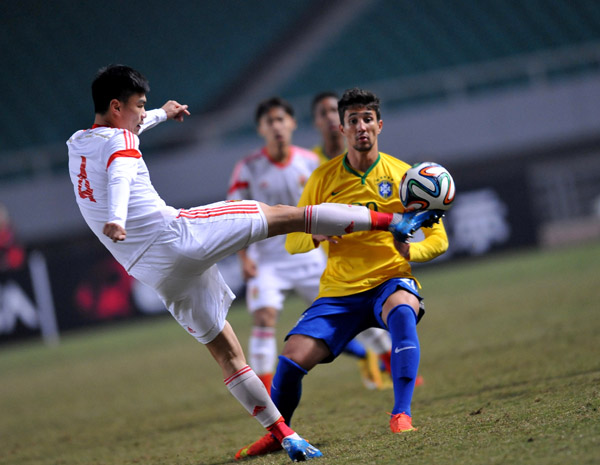 11��18�գ����人���е�2014�������������������У��й�U22��1��2���ڰ���U22�ӣ���ñ����Ĺ����������Ǿ��� �����й�����Ա��ͦ�����ڱ�����ƴ����  ��Ӱ���»������ Ф�վ�