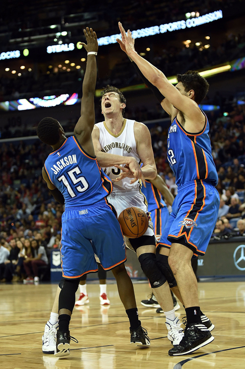 ����ʱ��12��2�գ���2014-2015����NBA�������У����������������ӿͳ���104��112�����°¶������ɶӡ�������������Ա�ܿ�ѷ��������ѹ�ͬ�������ɶ���Ա�����ˣ��У���ͼƬ���»��緢