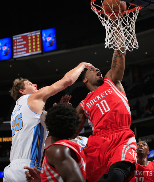 ����ʱ��12��17�գ���2014-2015����NBA����������ְҵ�������������У���˹�ػ���ӿͳ���115��111սʤ������ӡ����ǻ������Ա�����ˣ��Ҷ����ڱ����п�����ͼƬ���»��緢