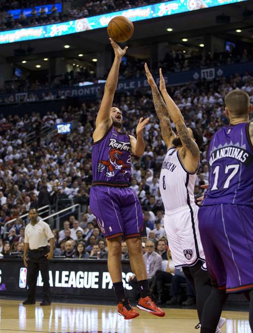 ����ʱ��12��17�գ���2014-2015����NBA����������ְҵ�������������У����׶�������������105��89սʤ��³�������ӡ�������������Ա����ά˹����˹��˹�����ڱ�����Ͷ����ͼƬ���»��緢����Ӱ����ΰ�
