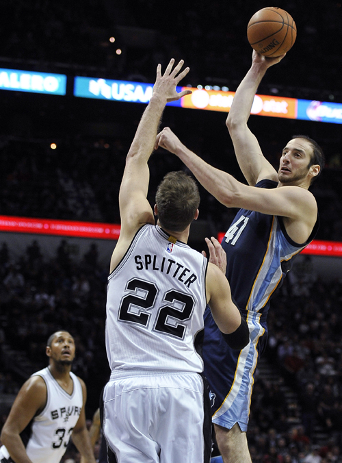 ����ʱ��12��17�գ���2014-2015����NBA����������ְҵ�������������У�ʥ����������̶�������116��117�����Ϸ�˹���ܶӡ����ǻ��ܶ���Ա��˹�����ң��ڱ�����Ͷ����ͼƬ���»��緢