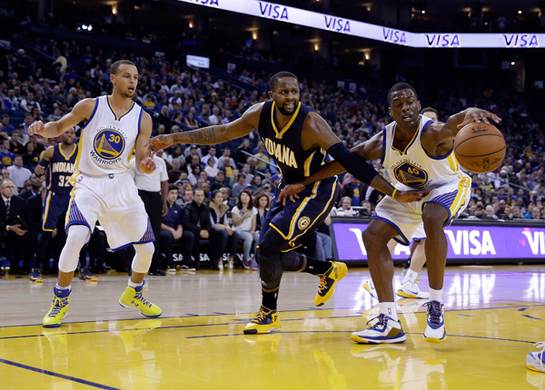 ʱ17գ2014-2015NBAУʿ117102սʤӡڰɲ߶ӡʿԱͶ˹ңڱ벽߶Ա˹УƴͼƬ»緢