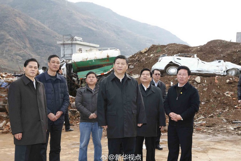 习近平察看鲁甸地震遗址