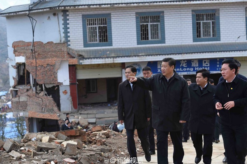 习近平察看鲁甸地震遗址【2】