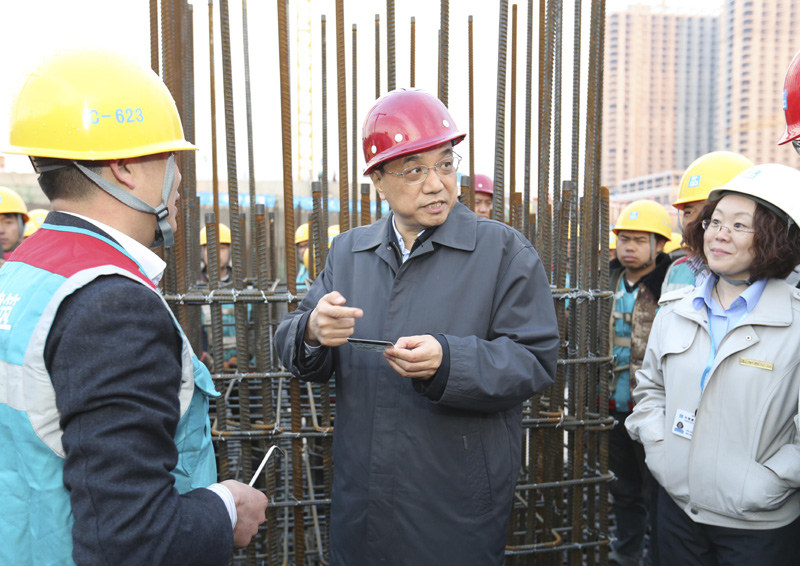 李克強9日在長春市南部新城綜合交通樞紐工程考察時說，農民工不遠萬裡外出打工很不容易，一定要確保他們按時領到工資。