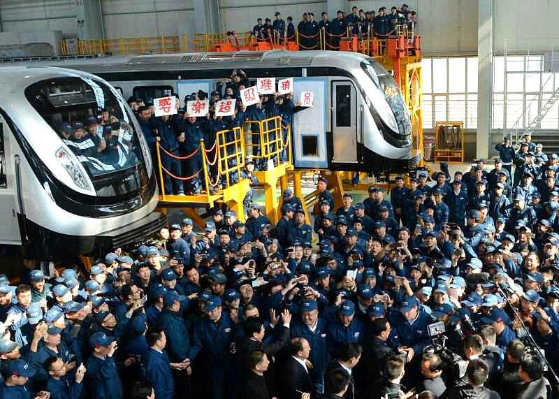 10日，北車集團長春軌道客車股份有限公司的裝備車間的工人們打出“感謝超級推銷員”的字板，爭相與正在這裡考察的李克強總理握手問好。