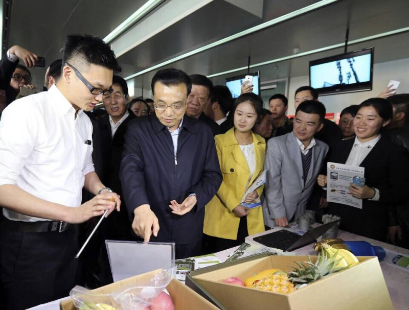 李克強10日在吉林大學對大學生創業者說，在校學生首先要把學習搞好，邊學習邊創業，把學到的知識用於實踐當中。總理強調，在校大學生“第一位的還是學習”，學習是基礎，不僅要向書本學，還要向實踐學，創業實際就是在實踐中學，這會讓知識學得更扎實有用。