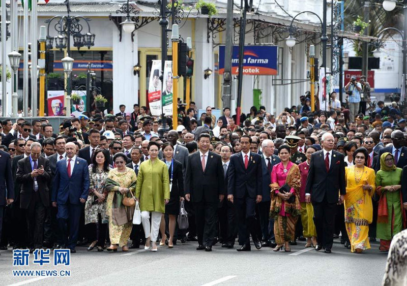  4月24日，国家主席习近平在印度尼西亚万隆出席万隆会议60周年纪念活动。这是习近平主席和夫人彭丽媛同亚非国家的领导人一起参加缅怀先贤的“历史性步行”。新华社记者李学仁摄 