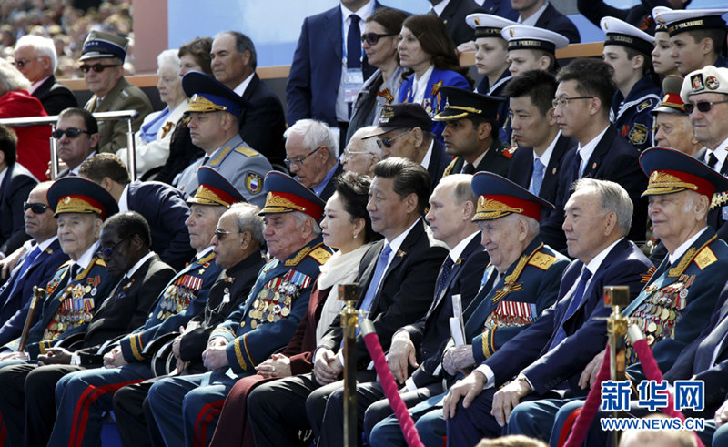  5月9日，俄羅斯舉行紀念衛國戰爭勝利70周年盛大慶典。國家主席習近平和來自世界約20個國家和地區及國際組織領導人出席慶典。這是習近平和夫人彭麗媛同普京等領導人出席紅場閱兵儀式。新華社記者 鞠鵬 攝