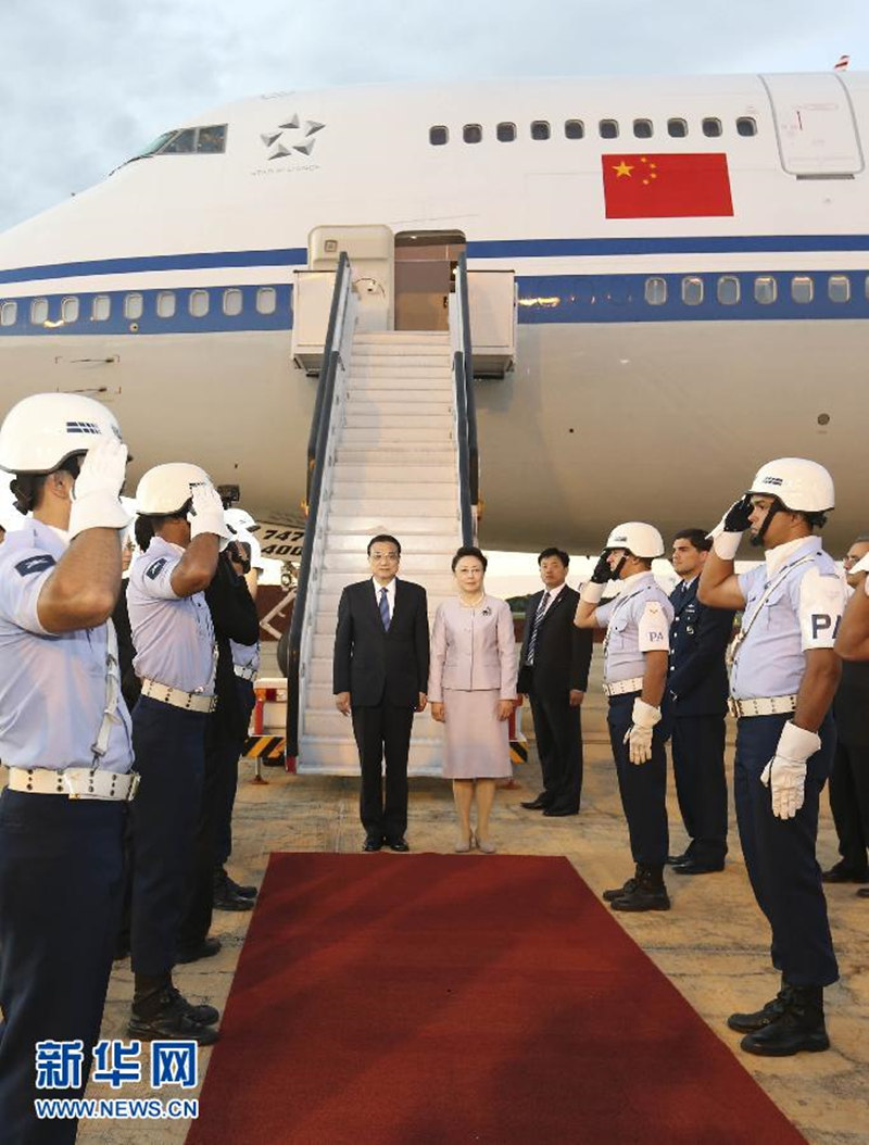 5月18日，應巴西聯邦共和國總統羅塞夫邀請，中國國務院總理李克強乘專機抵達巴西利亞空軍基地，開始對巴西進行正式訪問。李克強總理夫人程虹同機抵達。新華社記者 丁林 攝