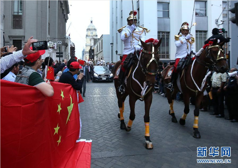 當地時間5月22日下午，中國國務院總理李克強出席秘魯總統烏馬拉在總統府廣場舉行的隆重的歡迎儀式。這是禮儀騎兵衛隊護衛車隊駛至總統府。新華社記者 龐興雷 攝