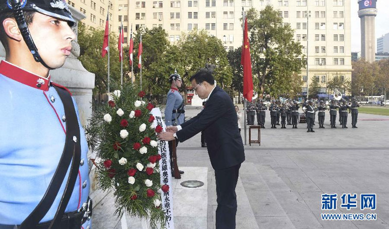 當地時間5月25日，中國國務院總理李克強在聖地亞哥向奧希金斯紀念碑敬獻花圈。 新華社記者 張鐸 攝