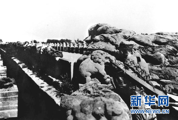 1937年7月7日，日軍發動“盧溝橋事變”。圖為守衛盧溝橋的29軍士兵抵抗日軍入侵（資料照片）。 新華社發