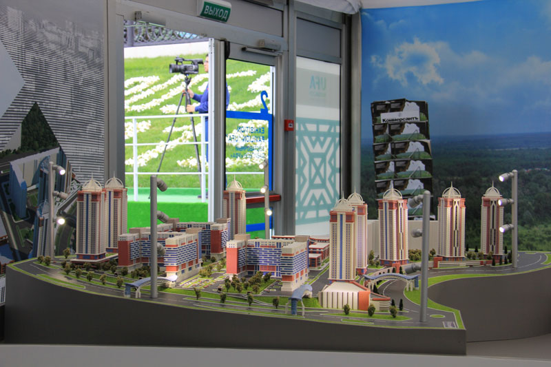“迎客廳”展示的計劃新建住宅模型。林雪丹攝