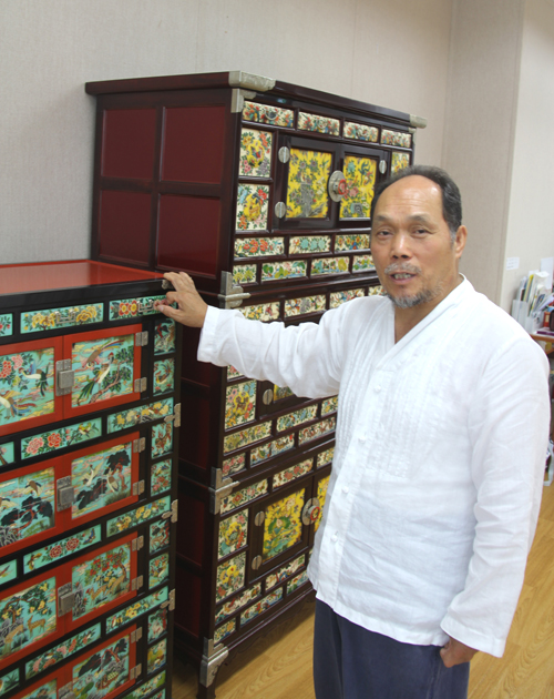 韓國匠人李載萬為記者介紹他的華角作品攝影：本報駐韓國記者 萬宇