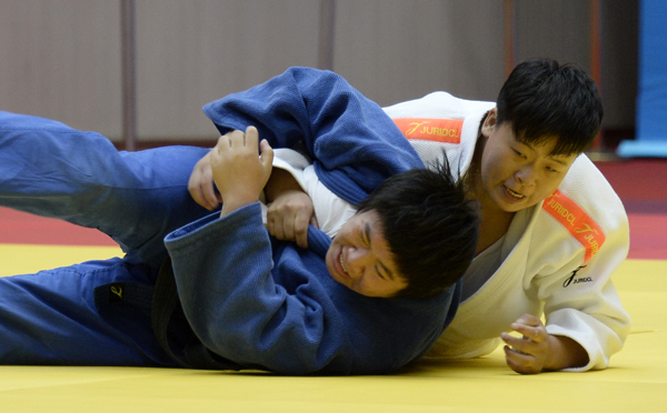 9��12�գ���Ů��78���Ｖä����������У�����������ѡ������ʦ���ң���õ�һ������Ӱ���»������  ����