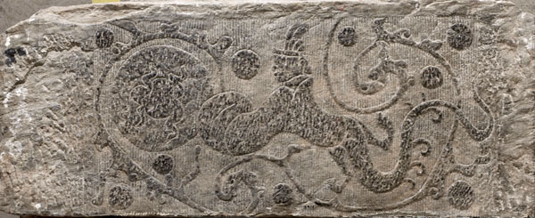 漢墓畫像石《嫦娥奔月》，南陽漢畫館藏。“嫦娥奔月”的神話源自古人對星辰的崇拜，最早出現於戰國時期。到了漢代，這個故事幾乎家喻戶曉，不過漢以前的嫦娥多稱為“恆娥”，漢代因避漢文帝劉恆名改為嫦。該畫像石的畫面左方刻有一月輪，內有蟾蜍﹔其右刻嫦娥，人首蛇軀，頭梳高髻，身著寬袖長襦，后拖曲尾，雙手前拱，面向月輪作飛騰狀。背景中散布九顆星宿，飾以雲氣，體現著鮮明的漢代文化特色，給人以無盡的想象和深刻的意味。南陽漢畫像石中多有刻日輪、月輪、月食、玉兔、星宿的畫面，它們與文獻中的記錄交相輝映，體現了漢代的天文觀念和人們的信仰。