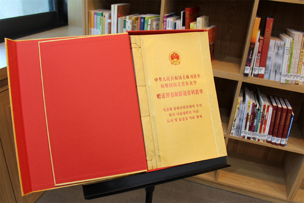 習近平主席向韓國首爾大學贈送清單中，包括中文圖書、韓文圖書和影視資料三部分。攝影：人民日報記者 陳尚文