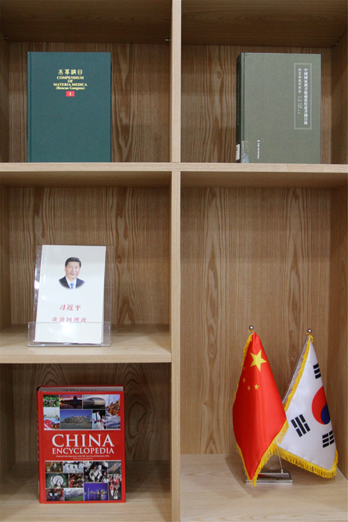 《習近平談治國理政》《本草綱目》《中國百科全書》等圖書被擺在資料室顯著位置。 攝影：人民日報記者 陳尚文