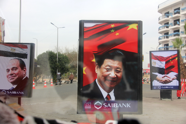 盧克索街頭的中埃兩國元首畫像與兩國合作圖像。攝影：人民日報記者 王雲鬆