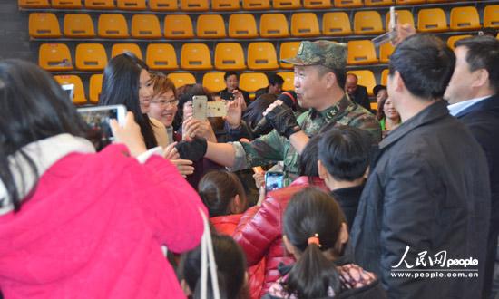 ������Ĺ��ŵ��������ֽ𲨣��ǵ�һλ���񳲿��������ڵ��и��֣����С��¾������ӡ������������ԡ��������������ϡ����¶����˵���͡�����������������������������Ӱ�����֡�ӵ�����˷ܵ�Χ��������Χ���þò�Ըɢȥ��