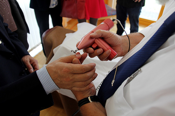 ŷ�����߶�ѧԺԺ�����ض����ƶ�˹������ѧԺ�з�������İ���ĦѨλ����ͨ���硣��1�� �������� ��ѩ�B��