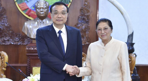李克强会见老挝国会主席巴妮