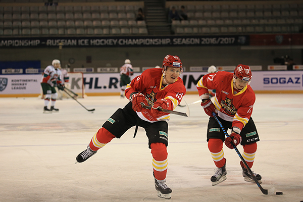 9��22��������ս��KHL����½�����������ı������غ��Ǳ�����ֲ���Ʊ�������ӭ���˳������ĵڰ˳���������Ȼ���������Ϻ���������˶����ģ������غ��Ƕ�û������������սȫʤ����ͷ����2��3���ھ��ÿ�ɽѩ���ӡ����ˣ����غ��Ƕӳ�����ս��Ϊ4ʤ4����   ͼΪ˫����Ա�ڱ����С� �ܿ���