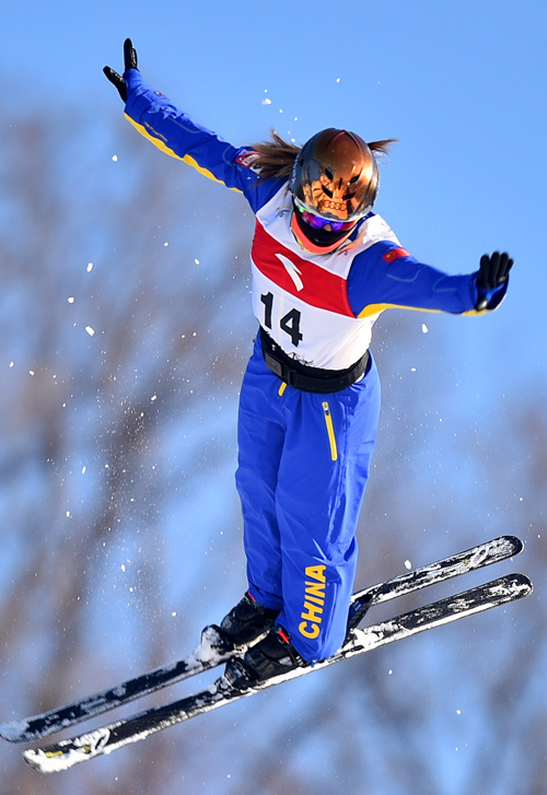 12��17�գ�2016-2017����ѩ������ʽ��ѩ���м������籭��վ�����ڼ���ʡ�����б������ѩ��������սĻ���й�ѡ����������Ů��������У���94.47�ֶ�ùھ���ͼΪ���������ڱ����С��»������ �ֺ��� 