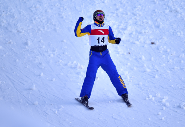 12��17�գ�2016-2017����ѩ������ʽ��ѩ���м������籭��վ�����ڼ���ʡ�����б������ѩ��������սĻ���й�ѡ����������Ů��������У���94.47�ֶ�ùھ���ͼΪ���������ڱ�������ף���»������ �ֺ��� 
