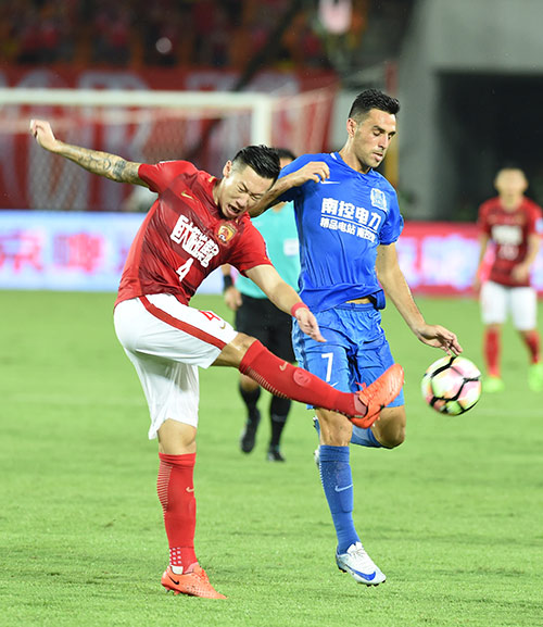8月1日,广州恒大队球员徐新(左)与广州富力队球员扎哈维在比赛中拼抢.