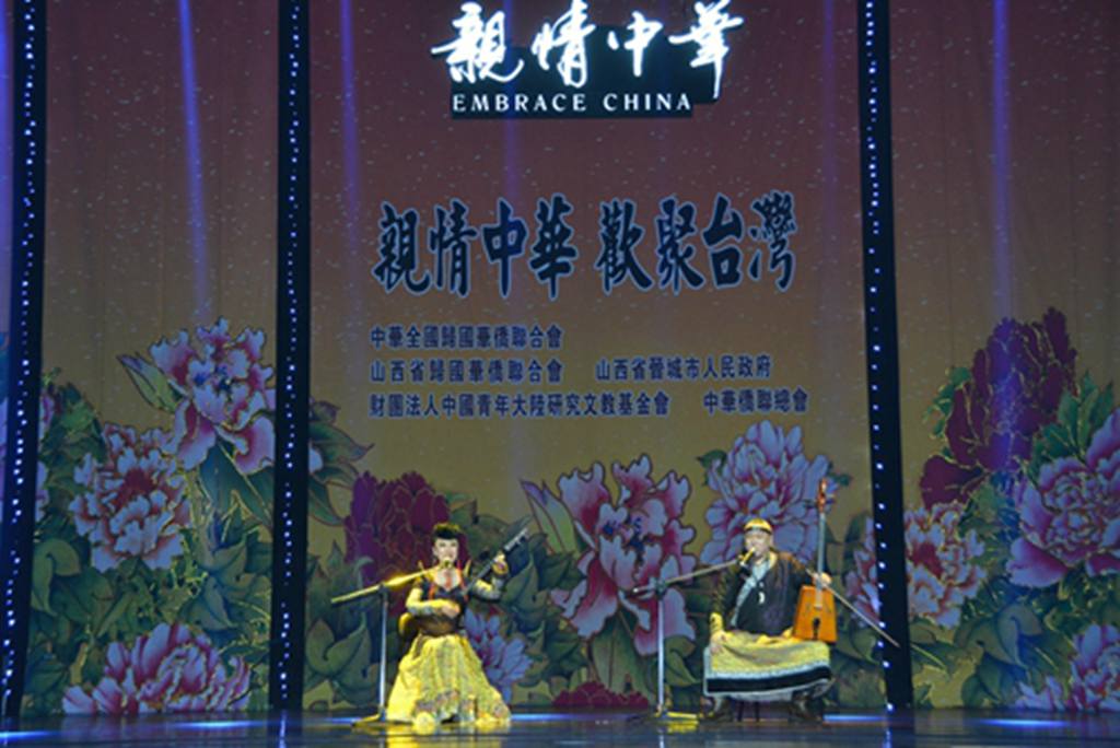 山丹和包連鎖為觀眾演唱《黑駿馬》