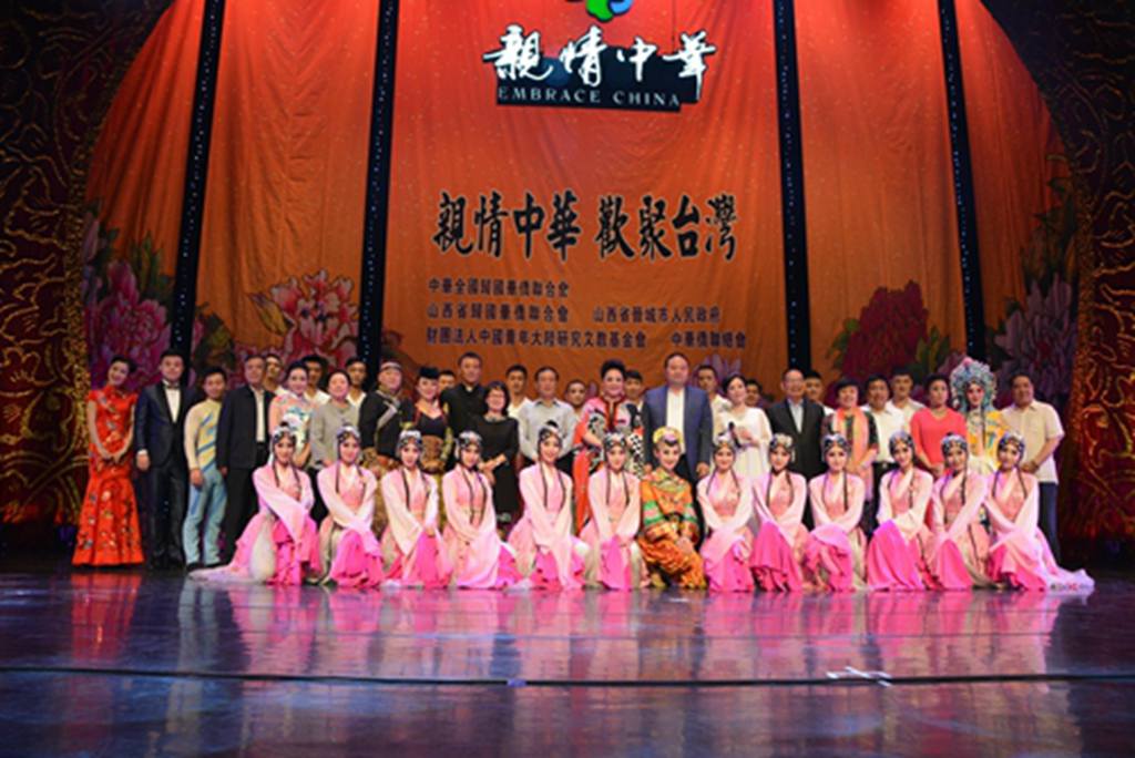 領導嘉賓與演職人員合影留念.jpg