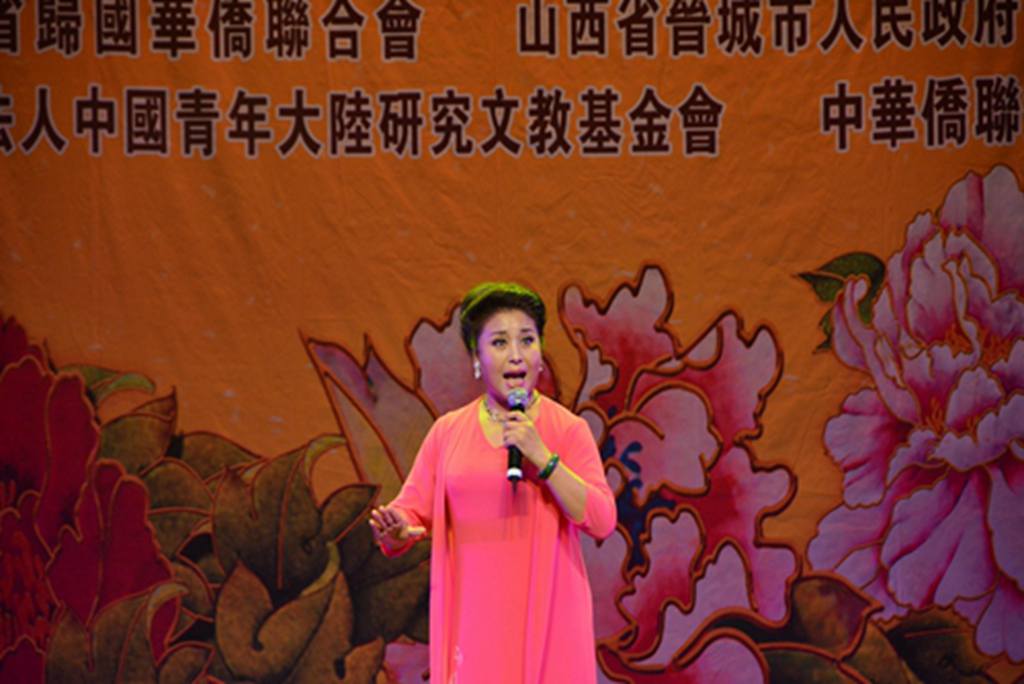 范靜老師為觀眾演唱《誰說女子不如男》